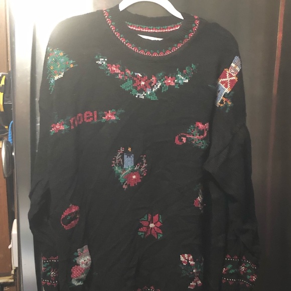 🎄Vintage Venezia Christmas Cross Stitch Sweater- 437 $40 or $35 w/offer - Picture 1 of 6
